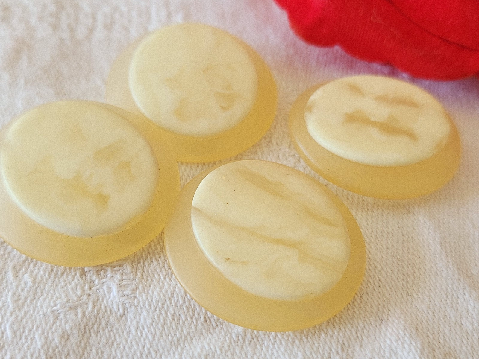 Lot 4 gros boutons vintage lbeige à pied  2,7 cm ref 3864