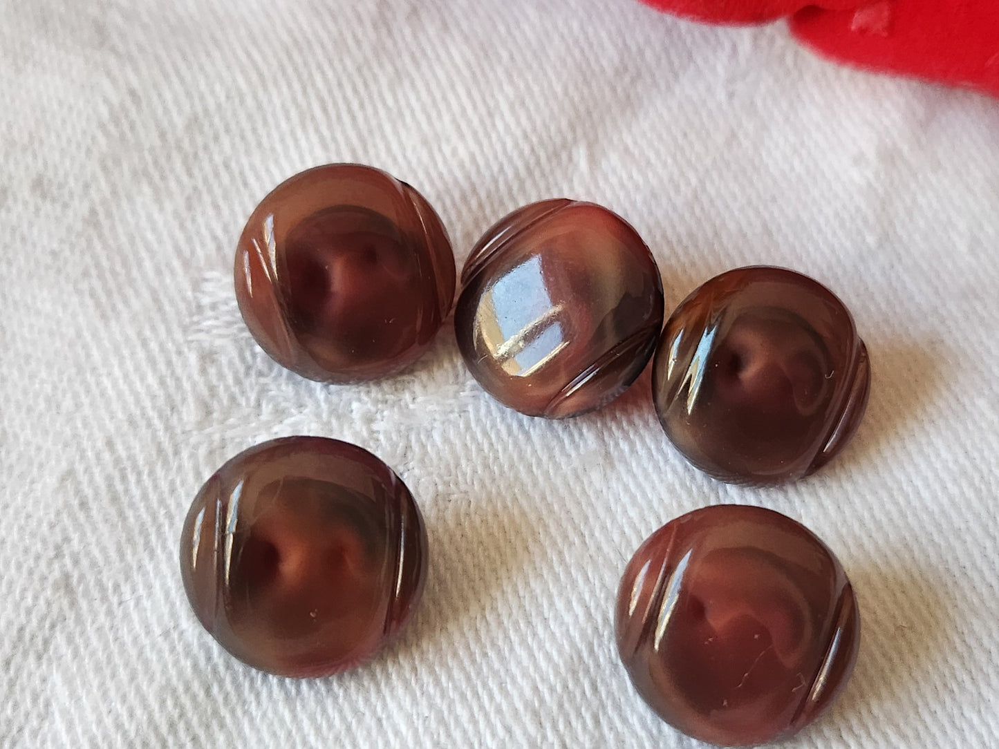 Lot 5 boutons anciens en verre marron laiteux rouge 1,3 cm ref 4976