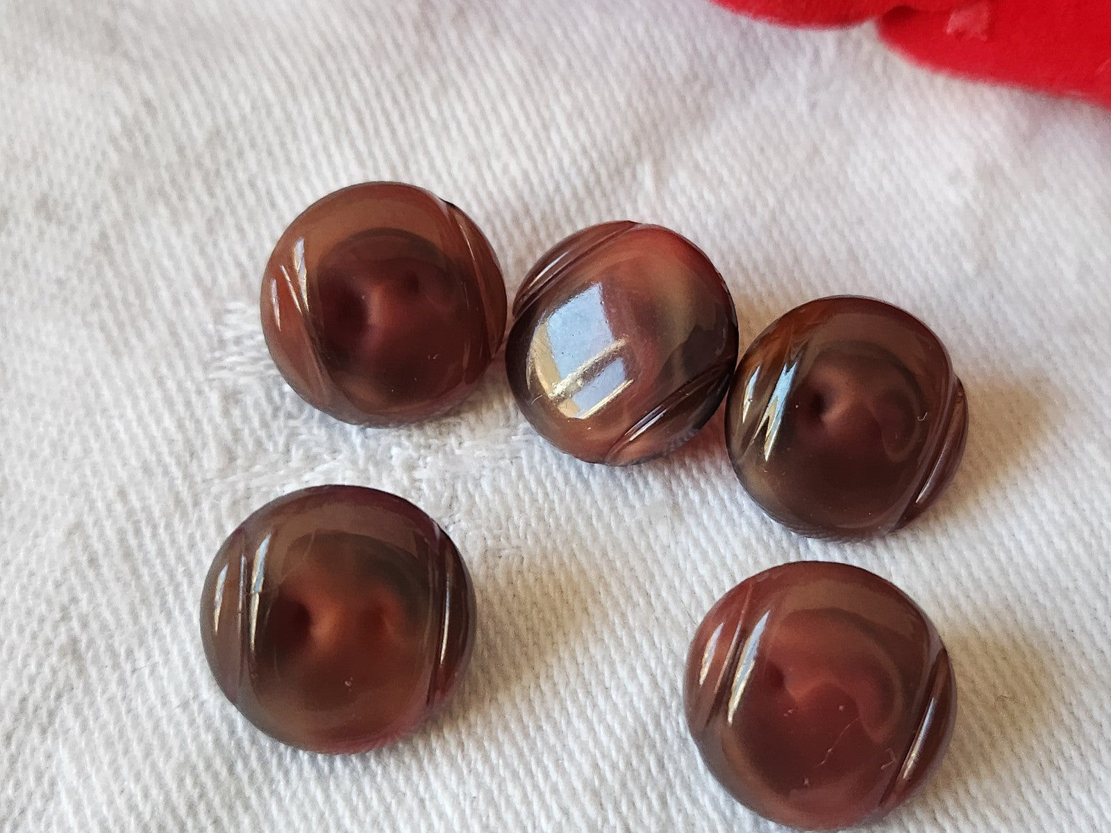 Lot 5 boutons anciens en verre marron laiteux rouge 1,3 cm ref 4976
