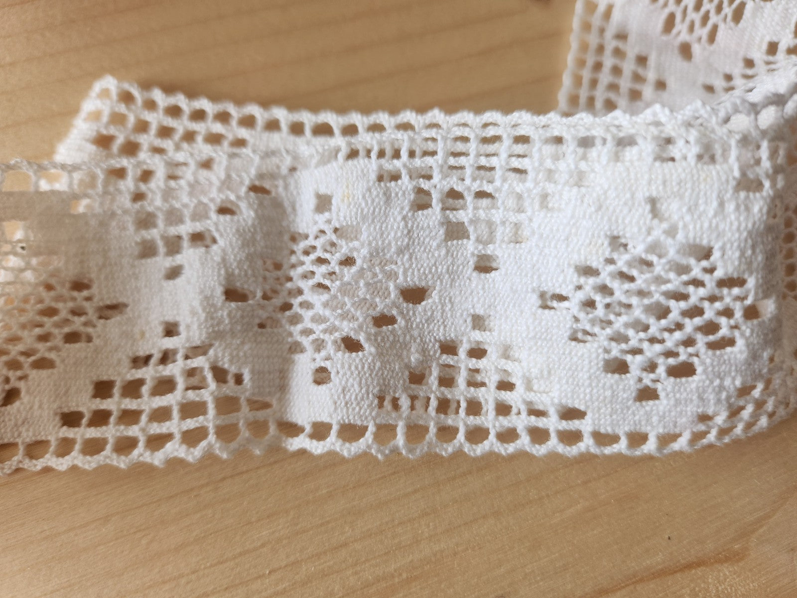 Dentelle large ancienne coton entre deux main 1 métre 15 sur 4 cm  T7