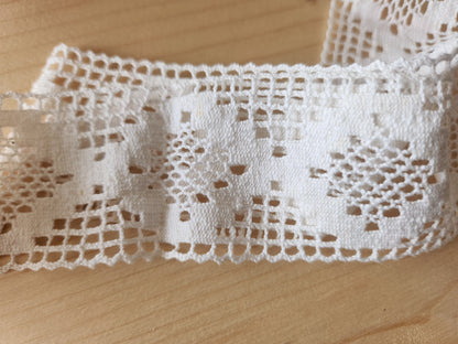 Dentelle large ancienne coton entre deux main 1 métre 15 sur 4 cm  T7