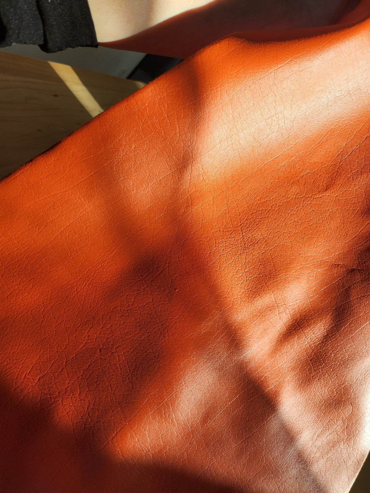 Ancien coupon de tissu skai orange chute long etroit B8