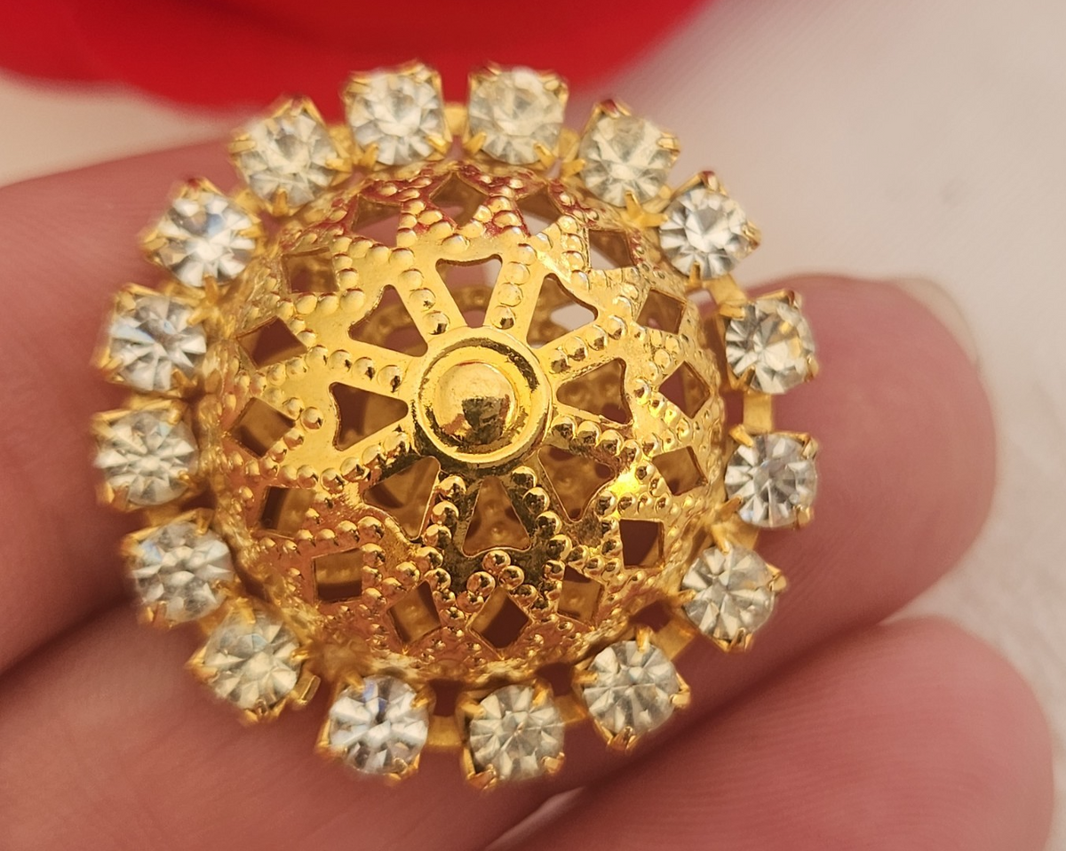 Gros bouton en métal doré dôme et strass en verre léger 3 cm ref 6250