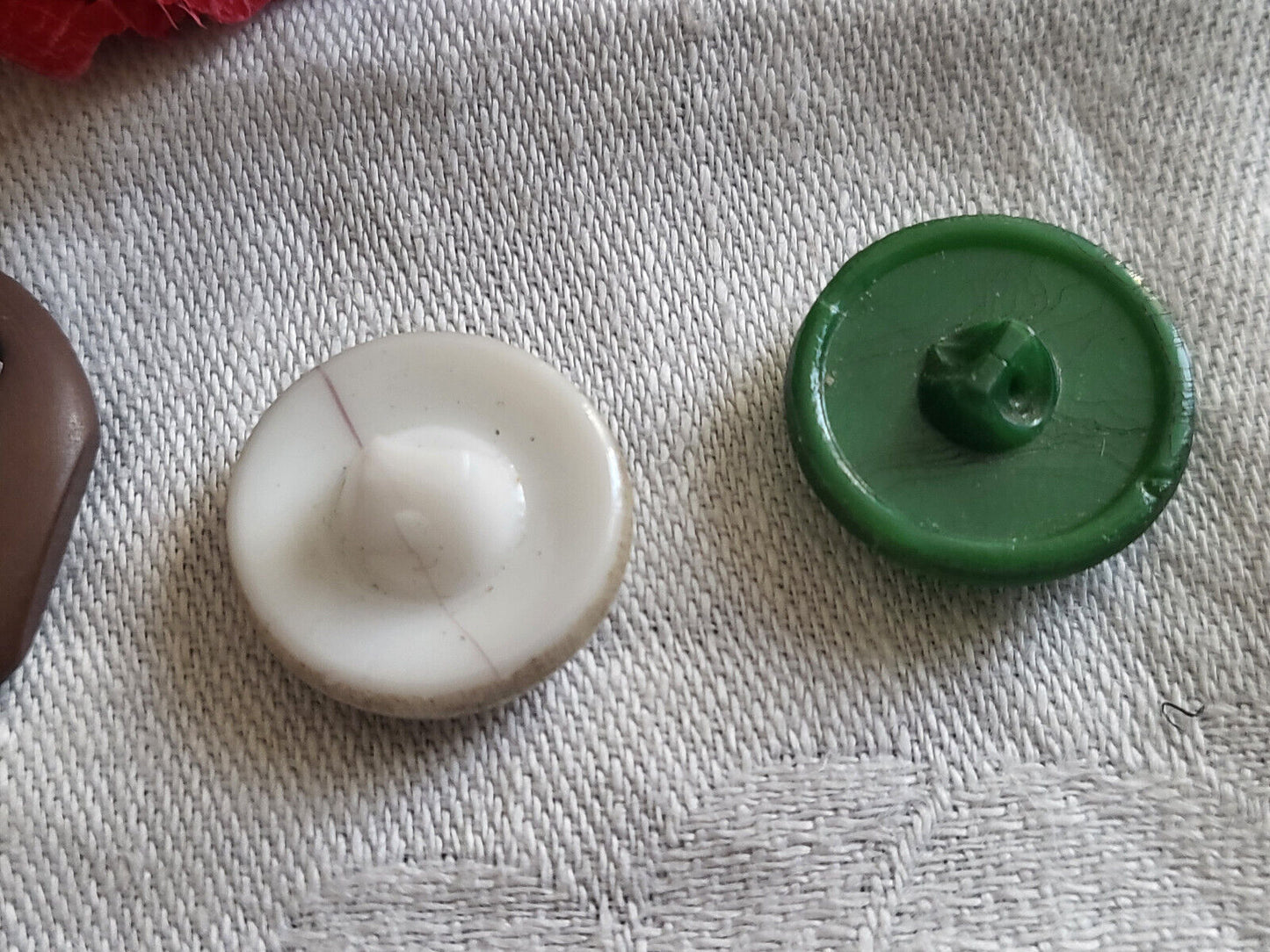 Duo boutons anciens en verre couleur vert   pied 1,7 cm G9K