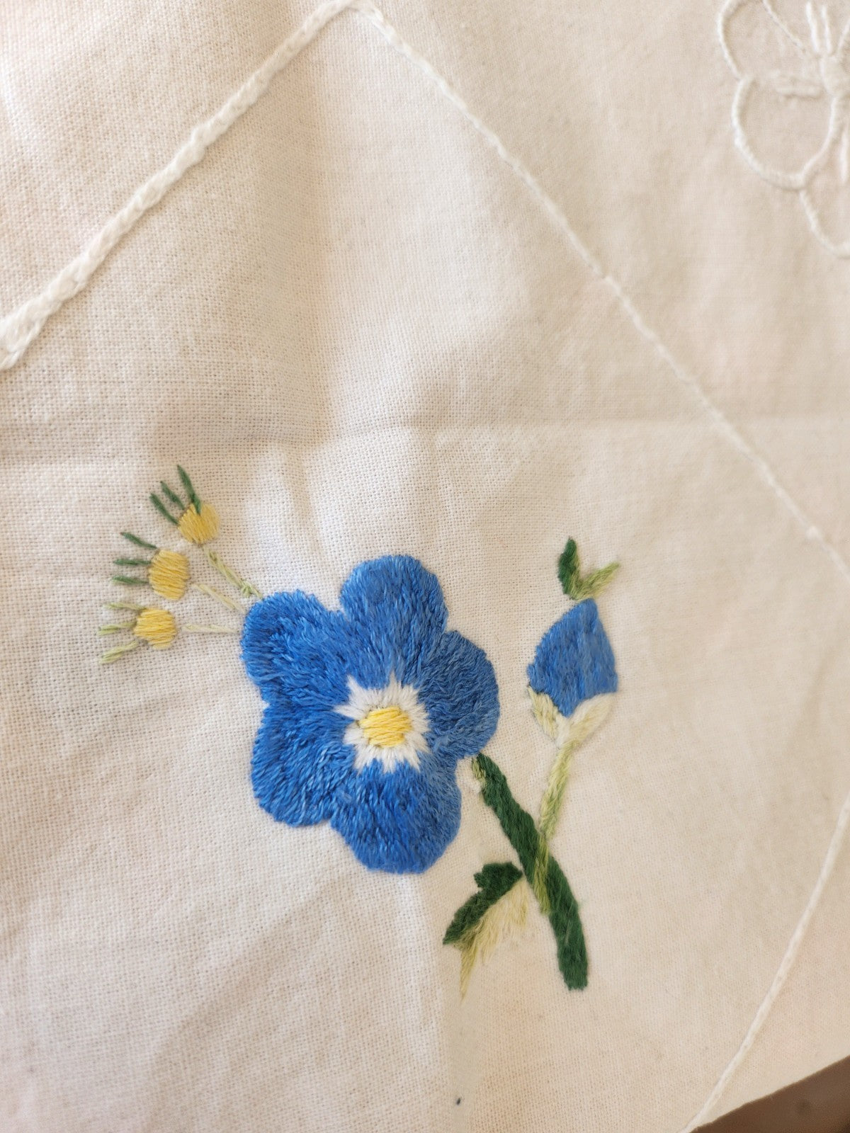 Long chemin de table ancien broderie bleue main 150 cm sur 52 cm B7
