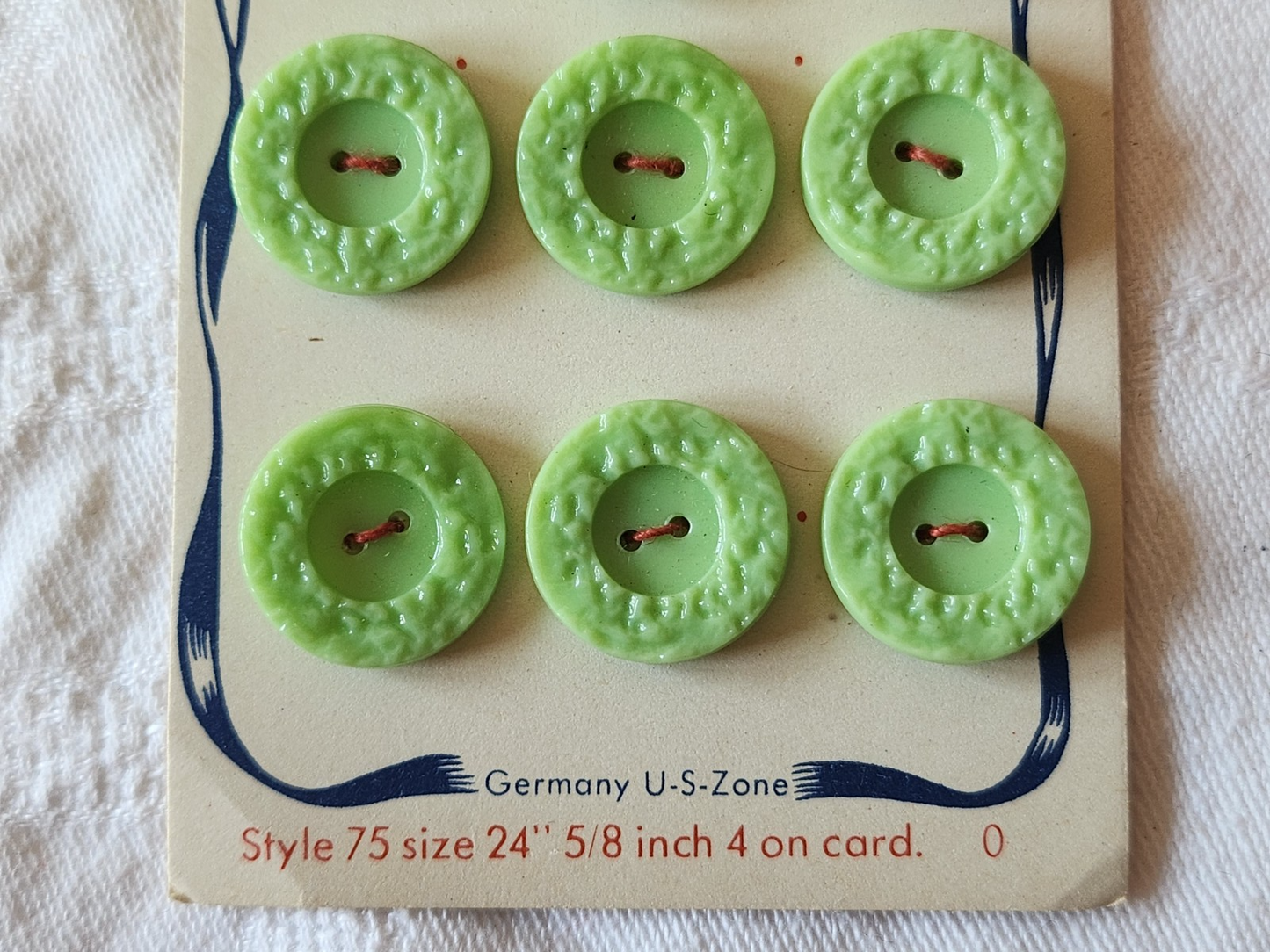 Plaque de 9 boutons anciens en verre travaillé vert à trous 1,7 cm