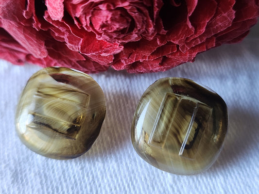 Duo boutons vintage en verre veiné carré vert pied 1,6  cm D8B