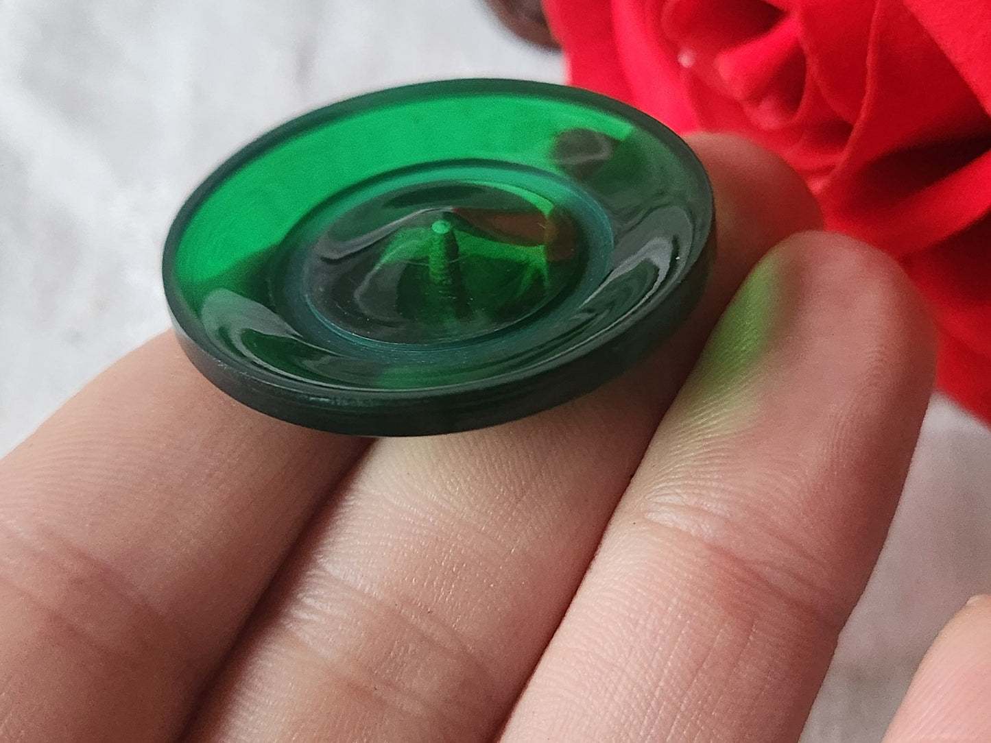 Gros bouton vintage vert transparent pied laiton 3,9 mm ref 1320