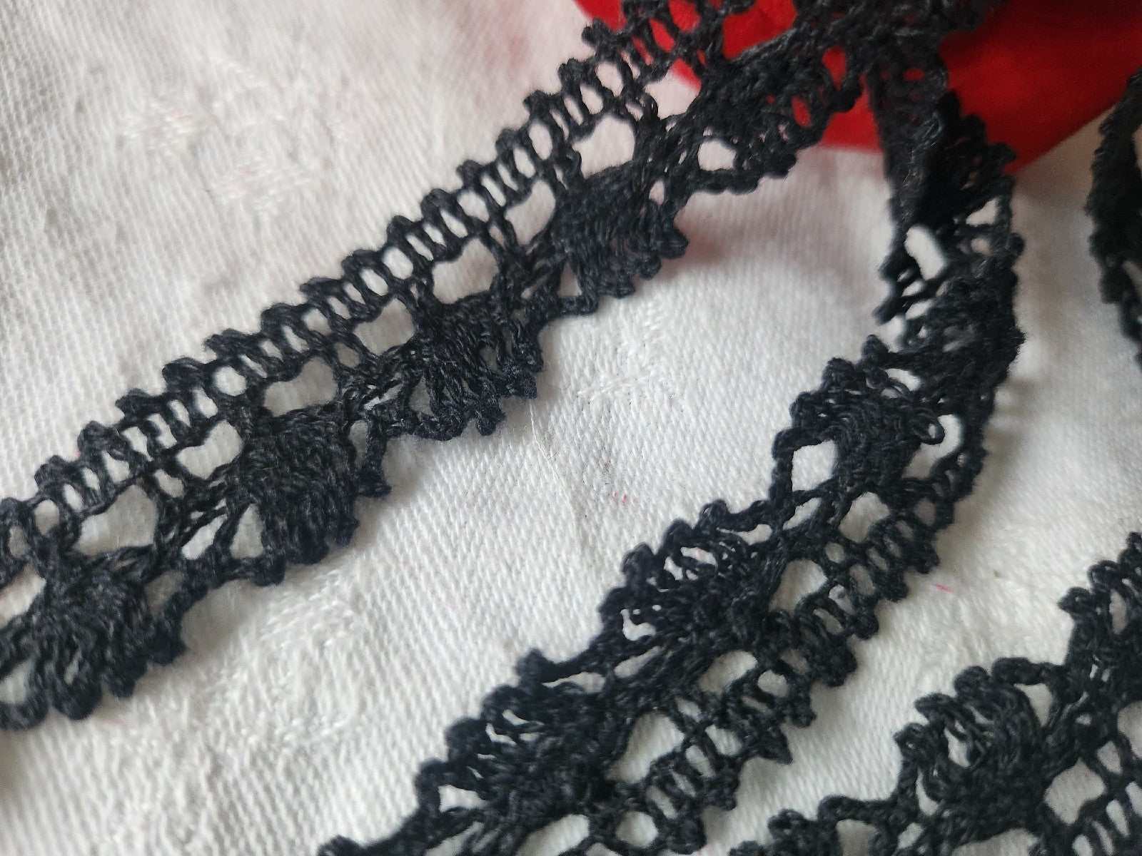 Dentelle vintage noir clair  large 3 métres sur 1,8 cm A2