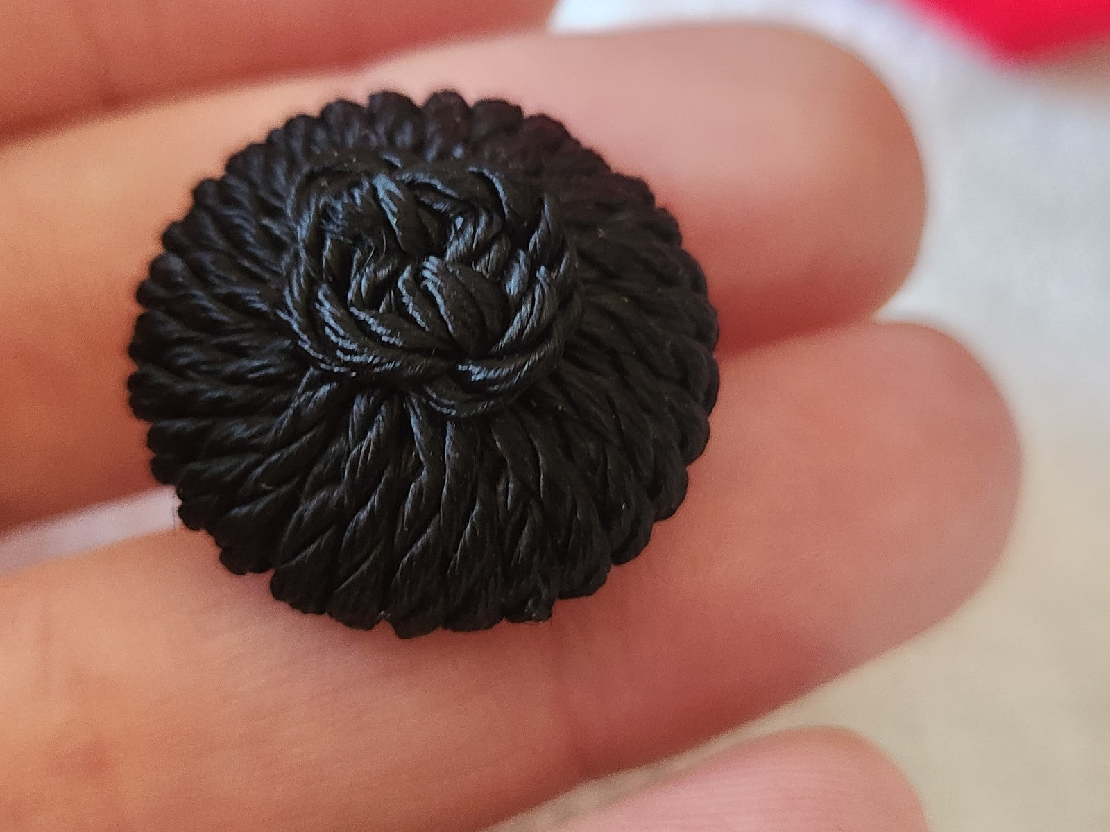 Ancien bouton  passementerie noir lumineux 2,5  cm D17N