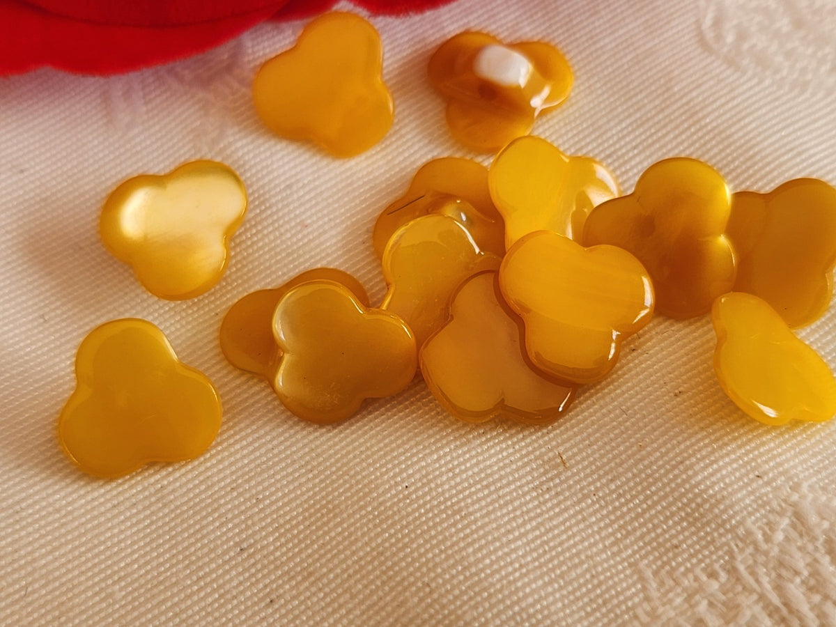 Lot 11 boutons anciens en nacre jaune  forme original 1,2 cm ref 6626