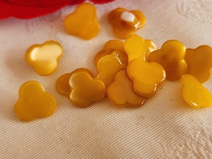 Lot 11 boutons anciens en nacre jaune  forme original 1,2 cm ref 6626