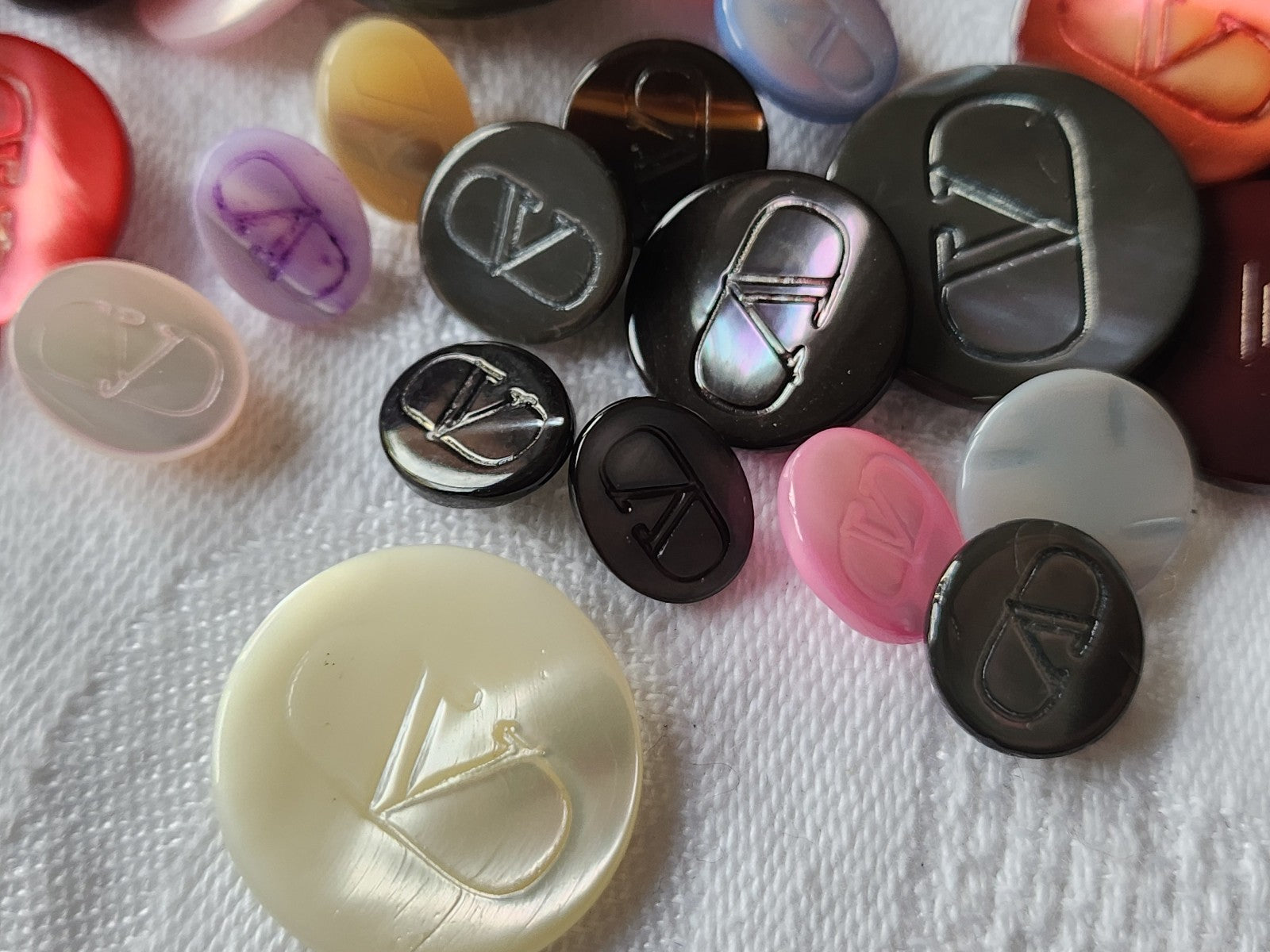 Lot 26 boutons vintage en nacre gris  valentino?  panaché 1,1 à 2 cm  ref 3670