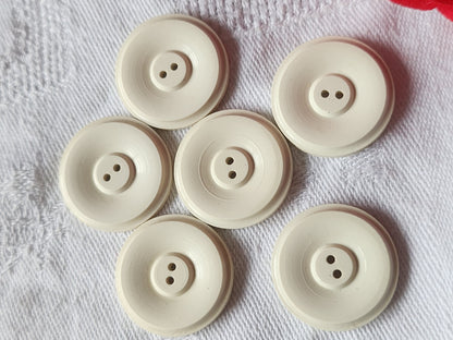 Lot 6  boutons vintage créme fin  2,2 cm à trous ref 0051