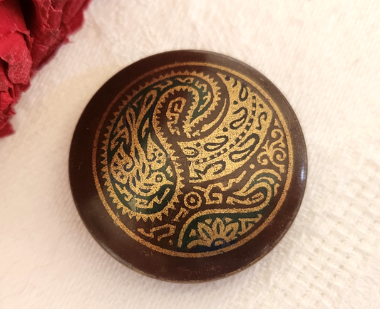 bouton ancien en celluloïd motif fond marron  à pied  2,6 cm D7D