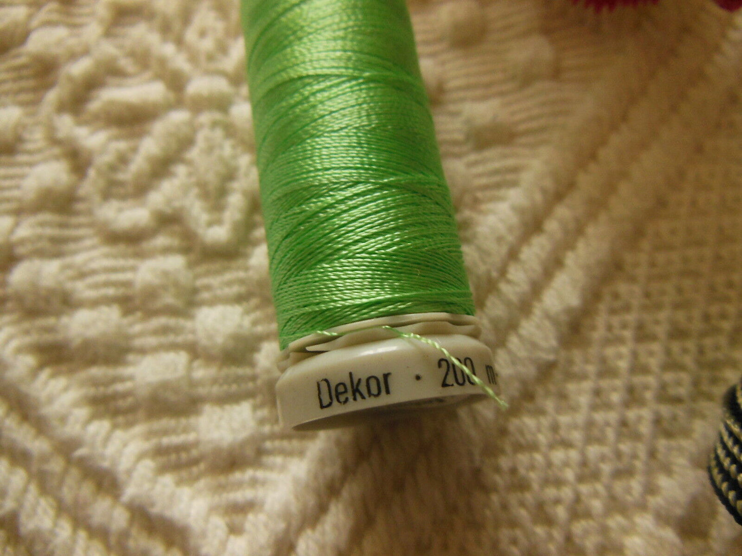 Bobine fil à broder Gutermann 200 vert  lumineux  col 8470 couture