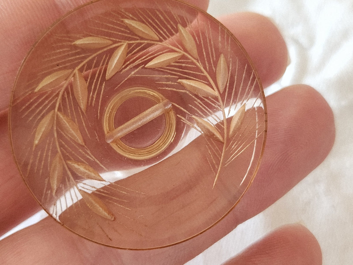 Gros bouton ancien lucite plexis épis de blé à pied  4 cm marron ref 6577