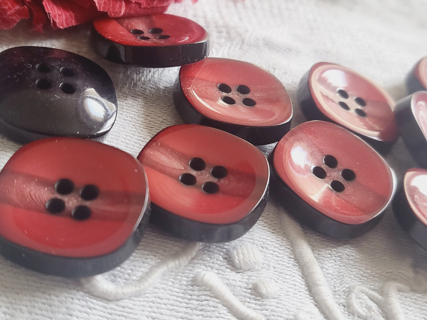 Lot 9 boutons vintage rouge noir scintillant à trous 1,9 cm ref 1837