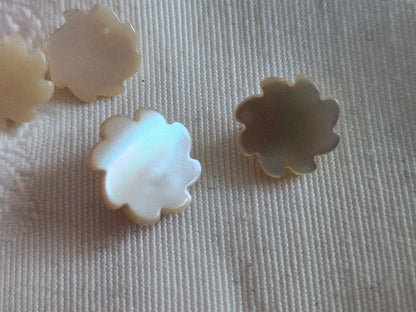 Collection lot 8 boutons vintage en nacre beige  1,1 cm et 1,2 spirale ref 6407
