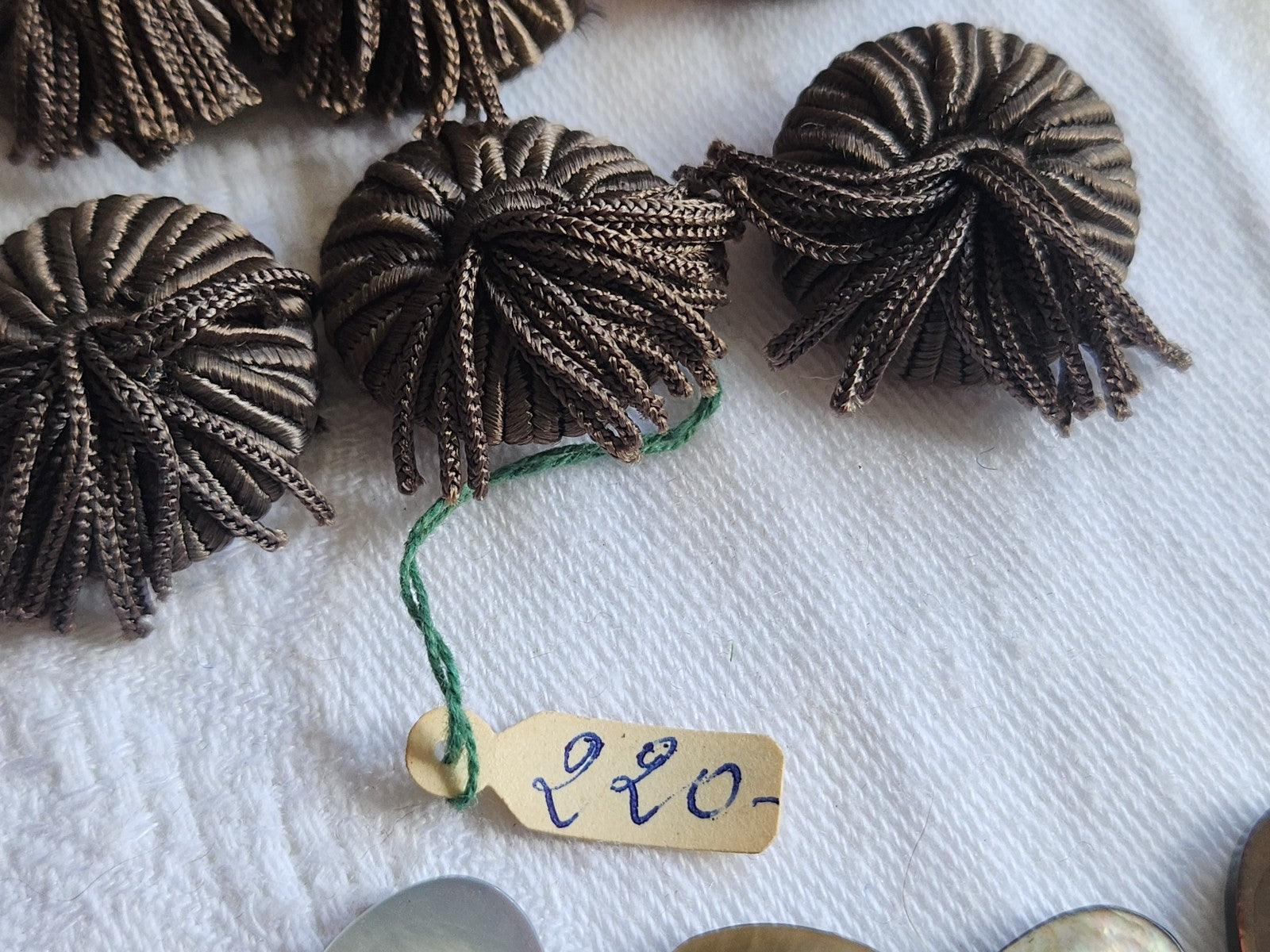 Lot 6 boutons anciens vintage passementerie  pendant 2,2 cm ref 1322