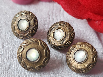 Lot 4  boutons anciens en métal coeur  en nacre petits 1,3 cm D13D