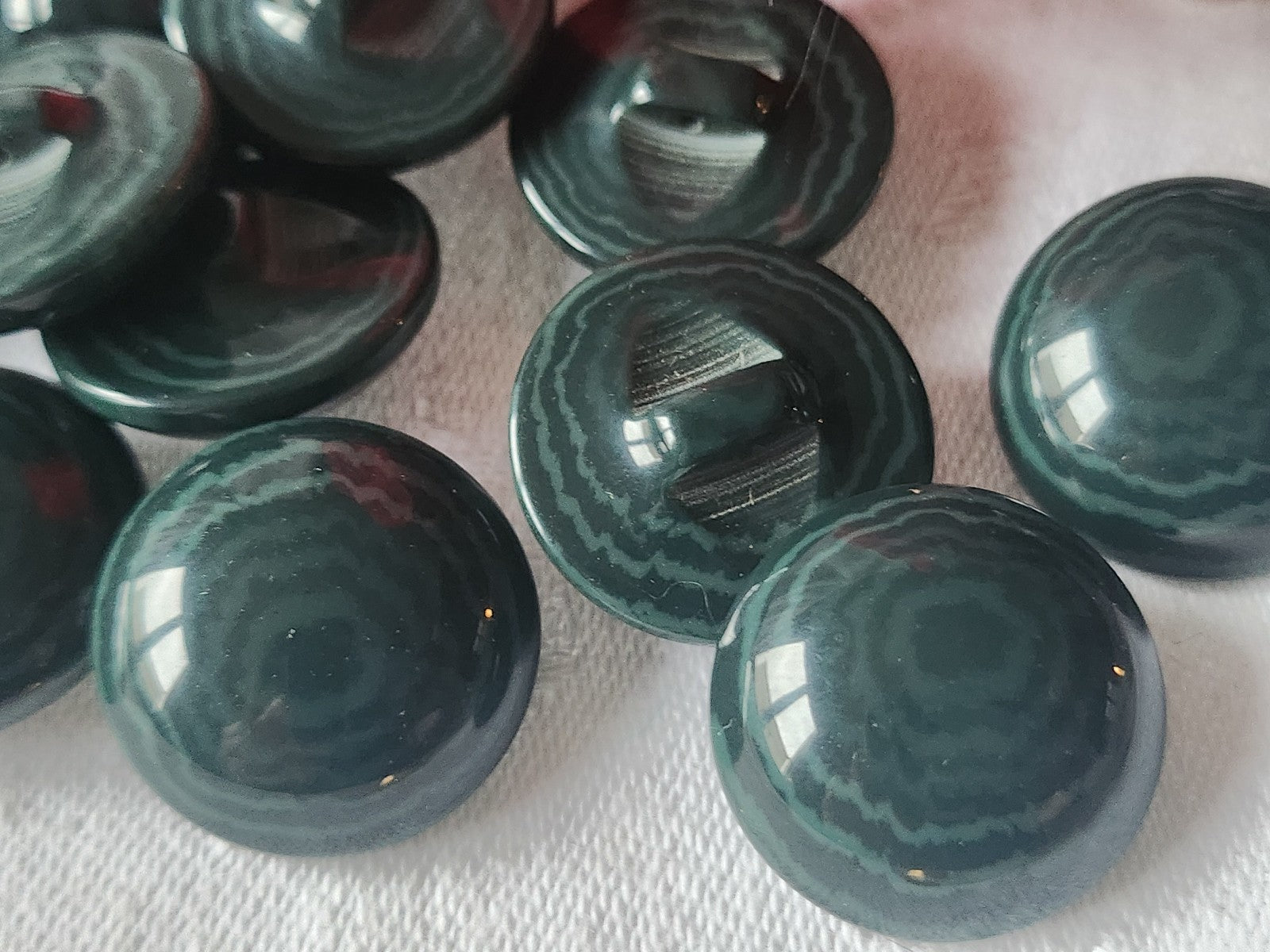 Lot 6 boutons vintage bombé vert camaieu  pied veiné 2,2 cm ref 1252