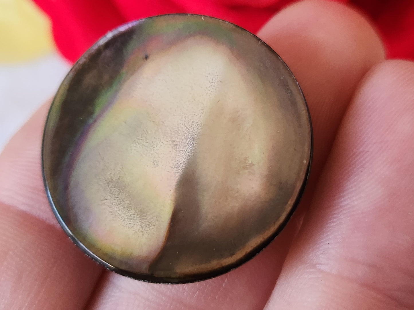 Gros bouton ancien en nacre épais marron grise  à pied 3 cm D8B