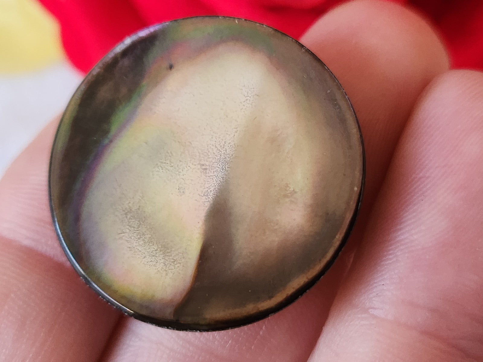 Gros bouton ancien en nacre épais marron grise  à pied 3 cm D8B