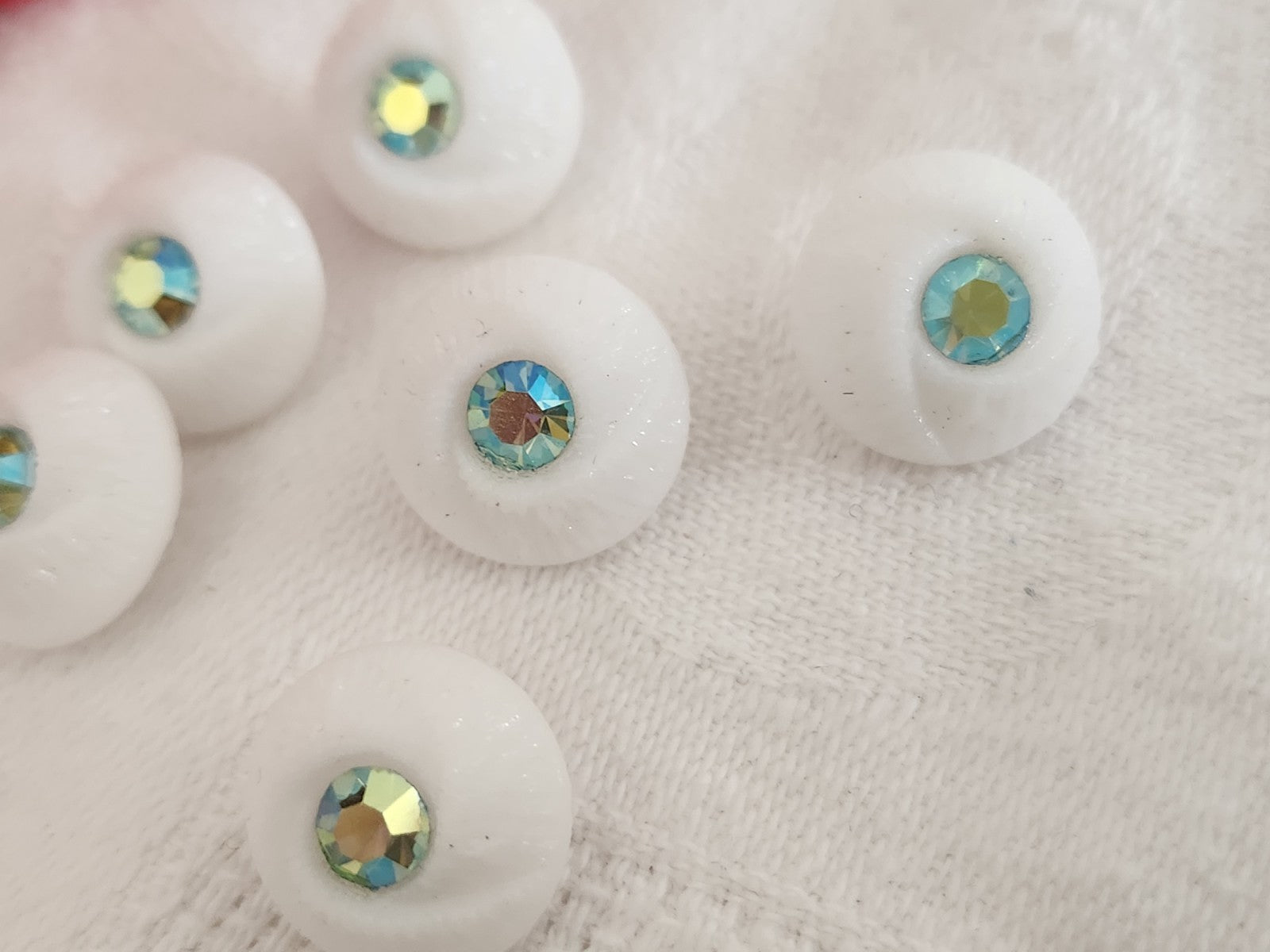 Lot 6 boutons vintage en verre blanc avec strass mordoré vert  1,3 cm ref 6365