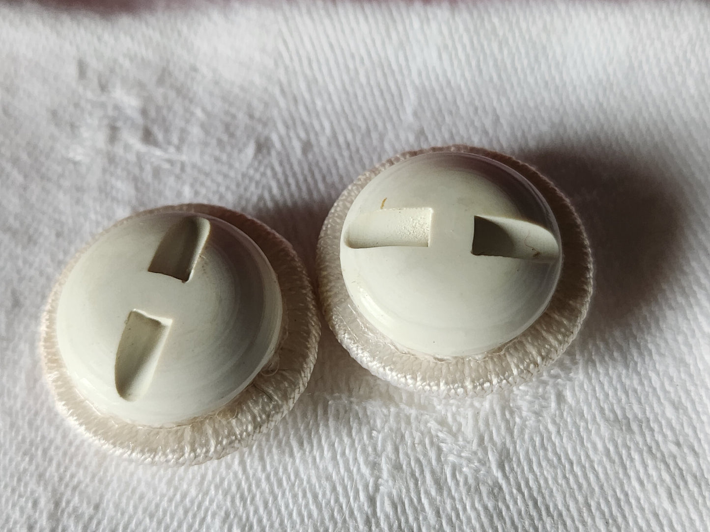 Duo boutons ancien vintage passementerie créme  pied  2,3 cm G13N