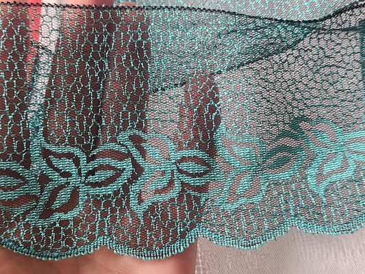 Large dentelle vinatge lumineuse bleu au métre sur 9,7 cm A2