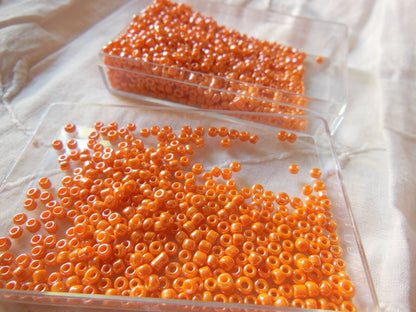 Lot environ 18  grammes de perles rocaille orange satiné n°43