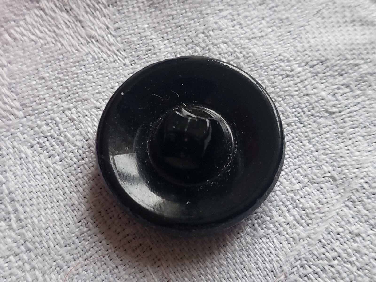 Bouton ancien en verre noir ondulé paillette à pied 2,1 cm vintage G17F