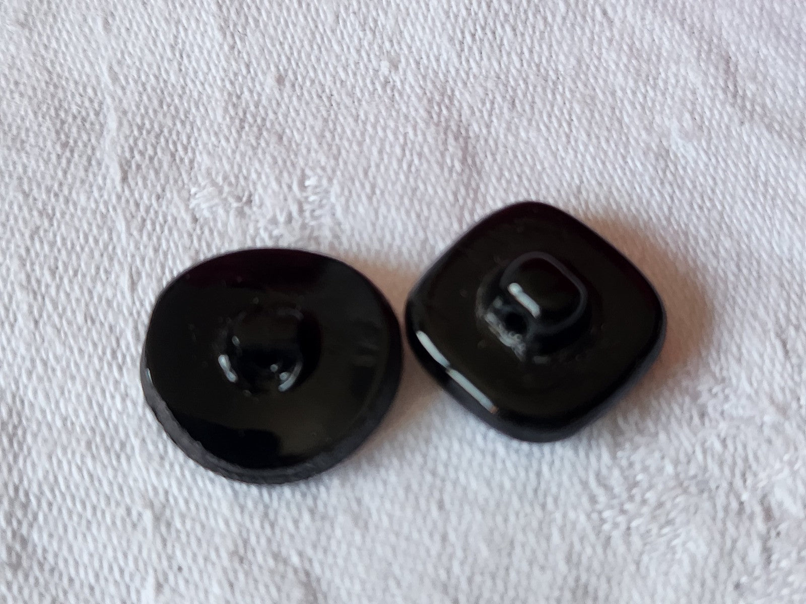 Duo boutons anciens en verre vintage noir doré 1,6 et  1,7 cm G17L
