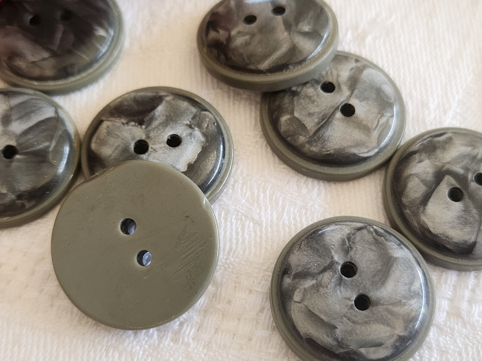 Lot 10  boutons vintage gris deux tons à trous 2,1 cm ref 644