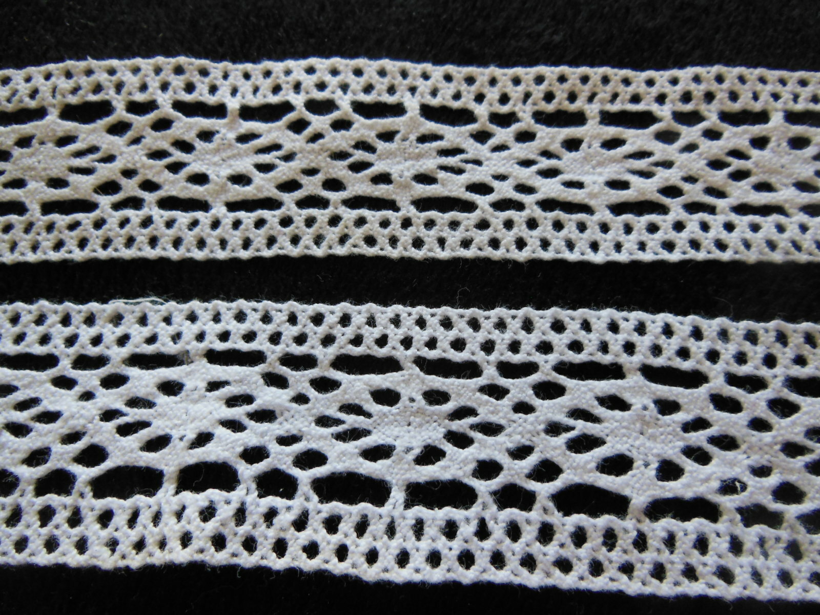 Dentelle large ancienne blanche  entre deux 1 mètre 35 sur 3,4  T1-22