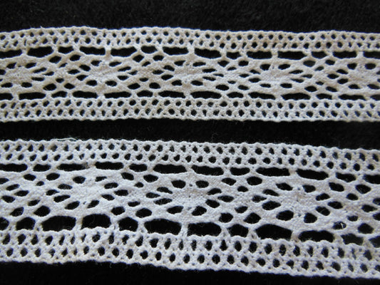 Dentelle large ancienne blanche  entre deux 1 mètre 35 sur 3,4  T1-22