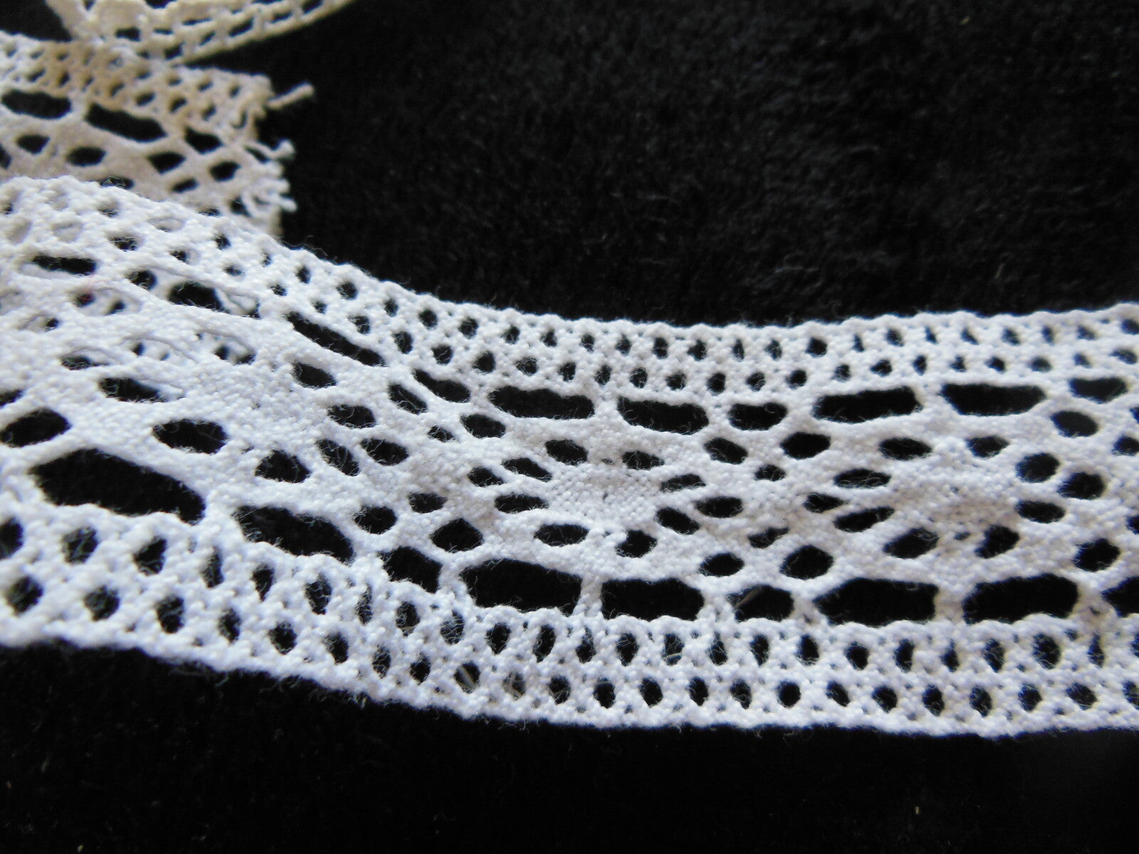 Dentelle large ancienne blanche  entre deux 1 mètre 35 sur 3,4  T1-22