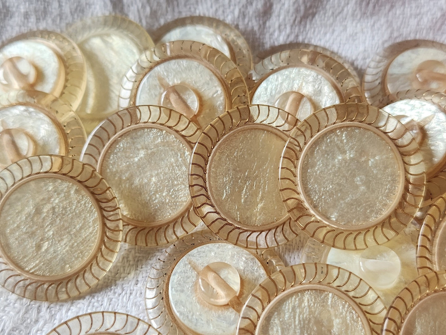 Lot 6 boutons vintage coeur créme satiné nacré pied 2,3 cm ref 2742