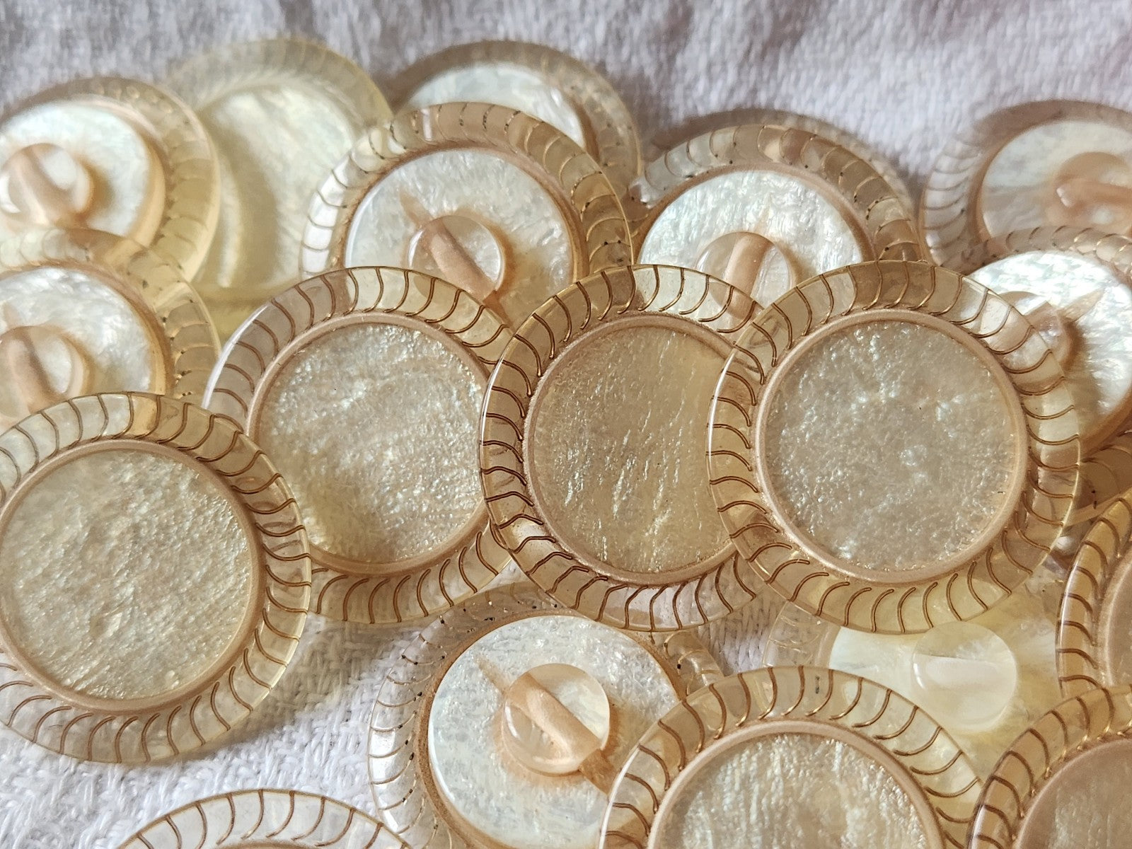 Lot 6 boutons vintage coeur créme satiné nacré pied 2,3 cm ref 2742