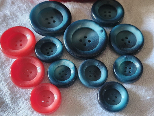 Lot 12 boutons vintage panaché mm modéle rouge bleu 1,7 à 2,8 cm ref 4767