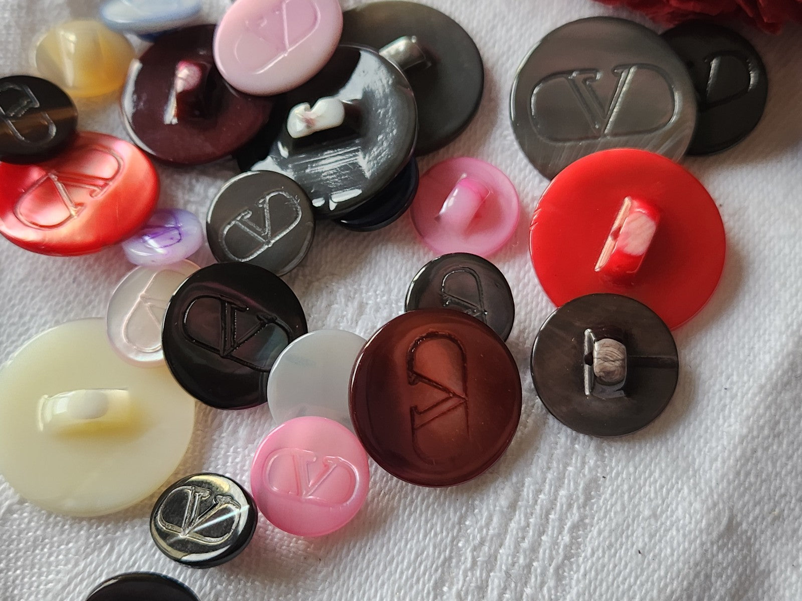 Lot 26 boutons vintage en nacre gris  valentino?  panaché 1,1 à 2 cm  ref 3670