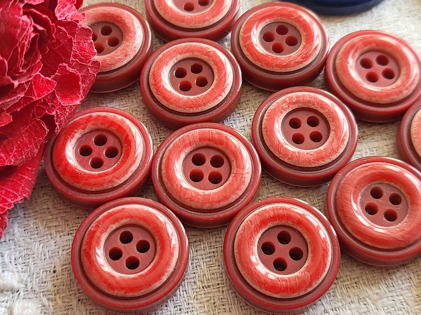 Lot 12 épais boutons vintage rouge travaillé  diamètre1,7 cm ref 150