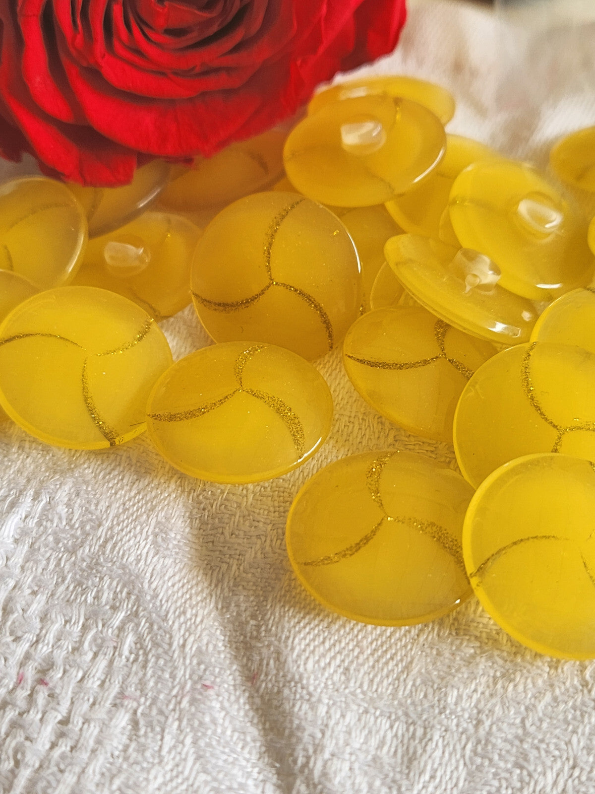 Lot 10 boutons vintage jaune doré à pied  2,1 cm ref 4967