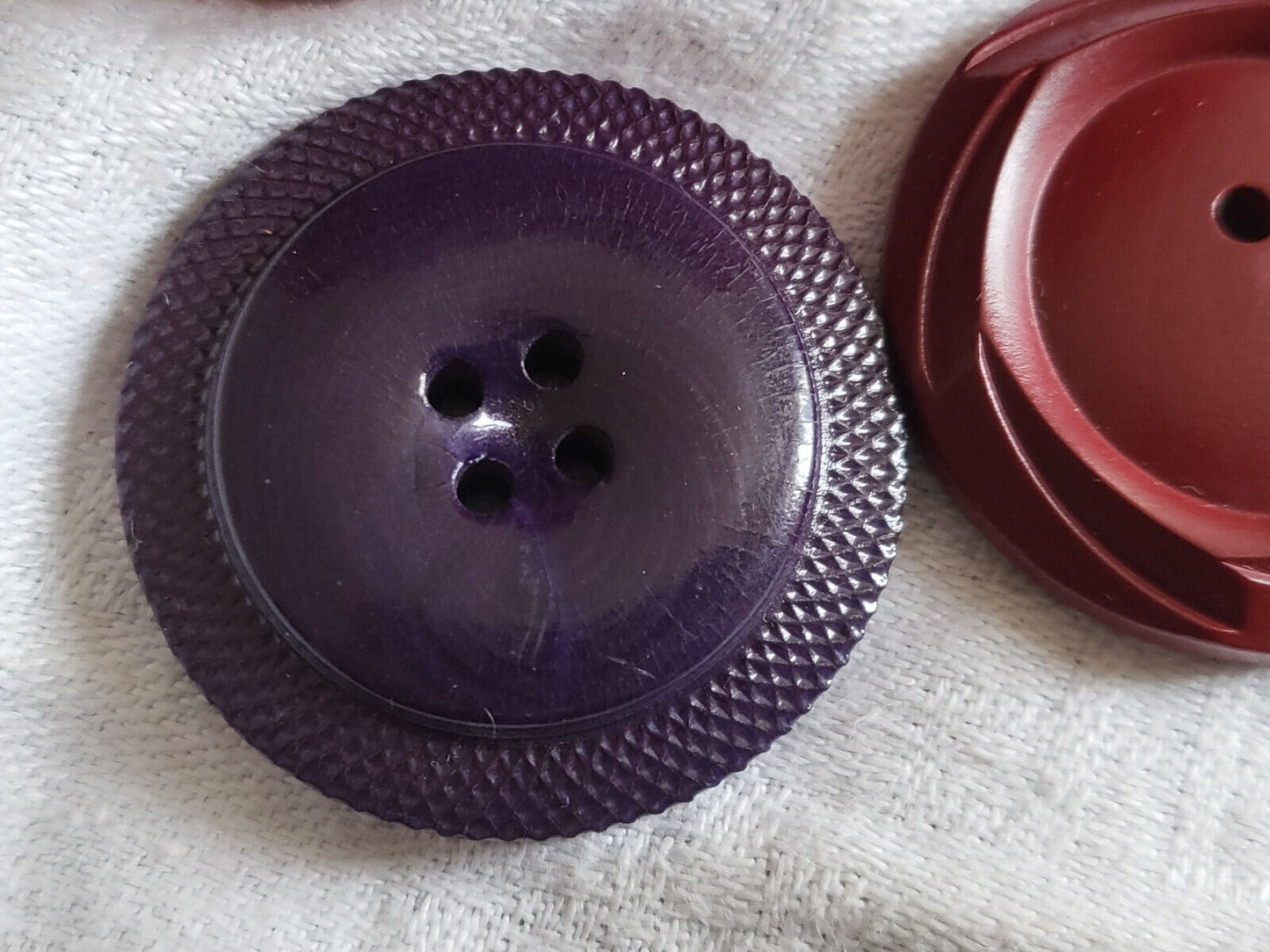 Duo gros boutons anciens en bois peint violet rouge 3,5 cm ref 2590