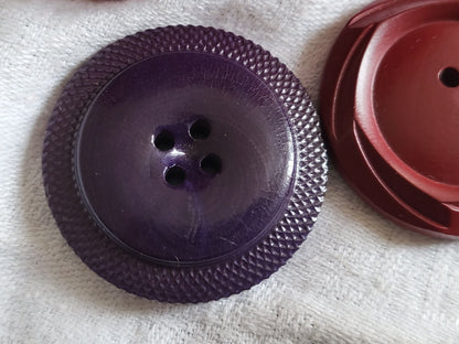 Duo gros boutons anciens en bois peint violet rouge 3,5 cm ref 2590