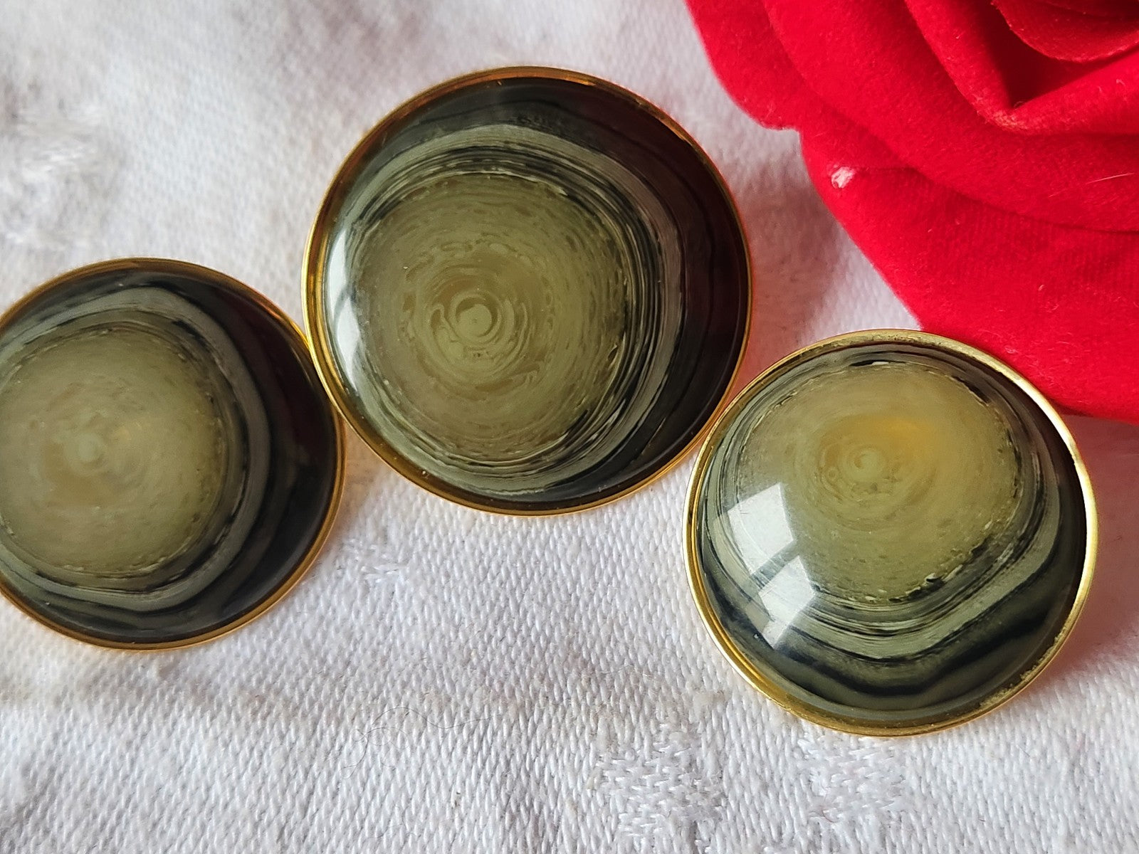 Trio gros  boutons vintage  metal coeur veiné vert  3,2 et 2,7 cm ref 1828