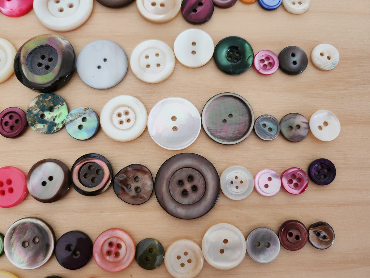 Gros lot de 150 boutons anciens en nacre 0,9 à 2,6 cm T8