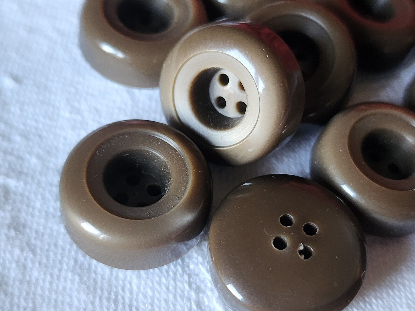 Lot 14  boutons vintage marron épais 1,7 cm à trous ref 2924