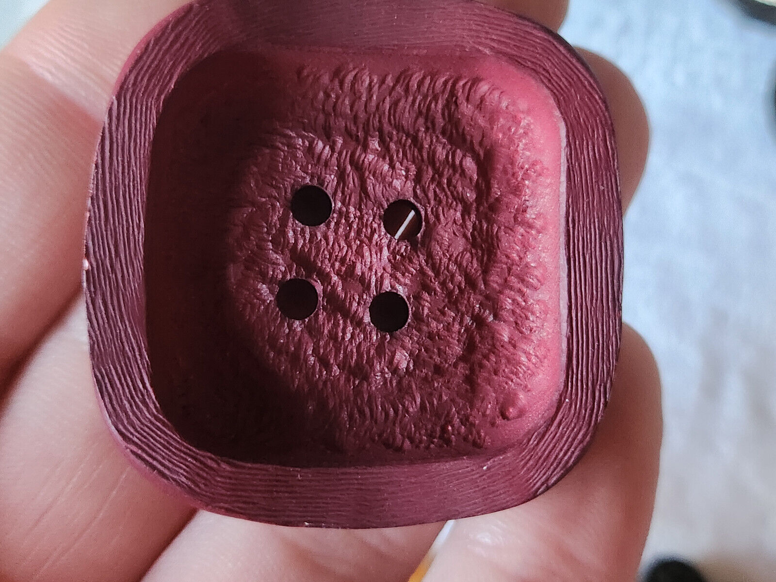 Enorme bouton vintage rouge carré mat texturé  4,3 cm ref 2794